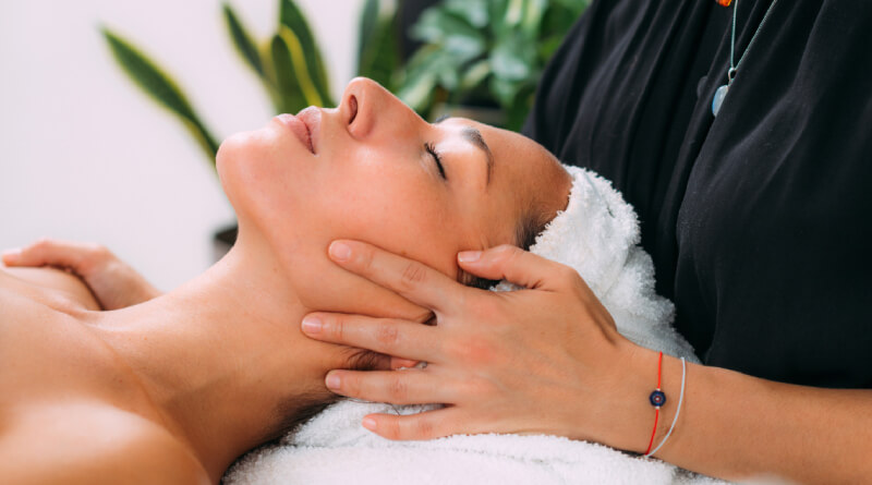 12 động tác massage mặt