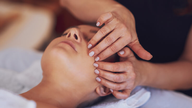 12 động tác massage mặt