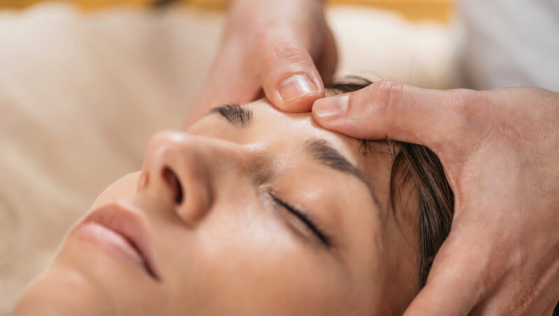 cách massage mắt giảm sụp mí