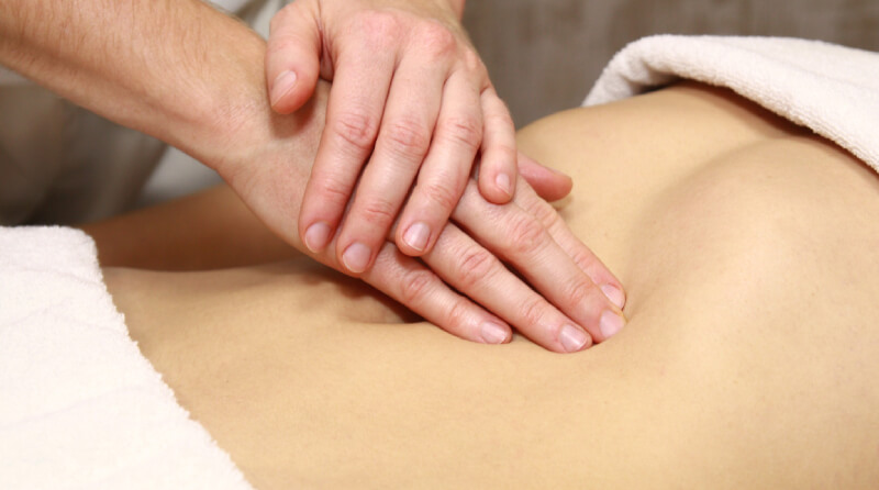 cách massage trị táo bón