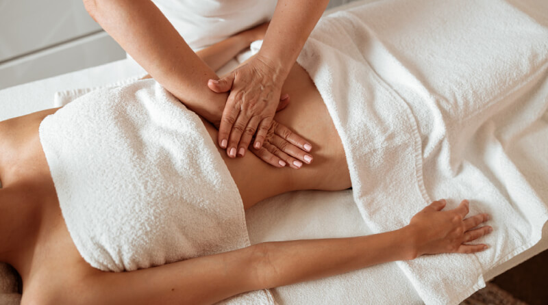 massage trị táo bón