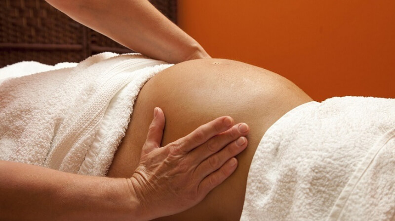 bà bầu có nên massage đá nóng