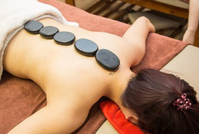 bị cảm cúm nên làm massage với đá nóng không