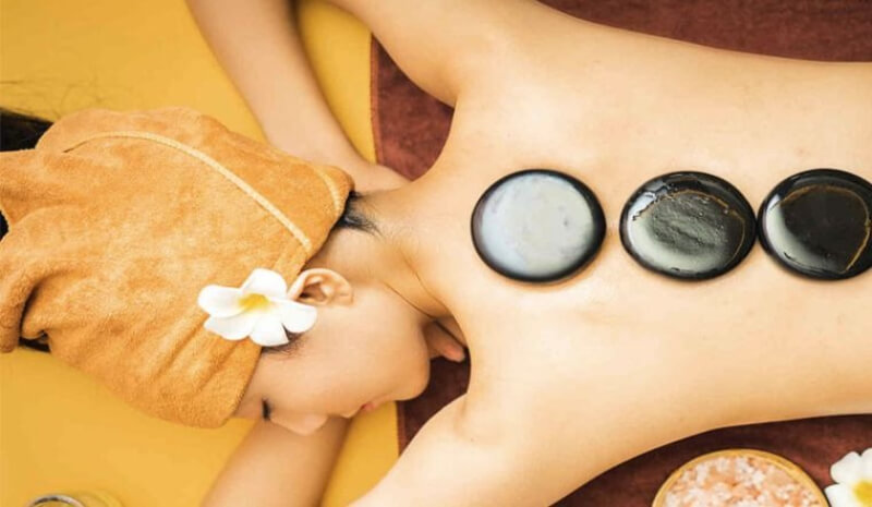 bị cảm cúm nên làm massage với đá nóng không