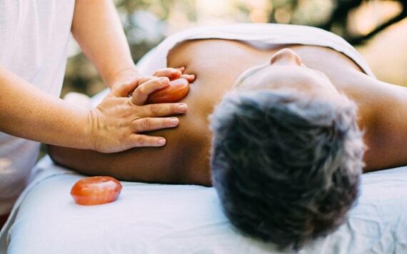 hướng dẫn massage body đá muối nóng cho nam