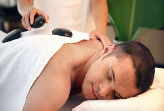 hướng dẫn massage body đá muối nóng cho nam